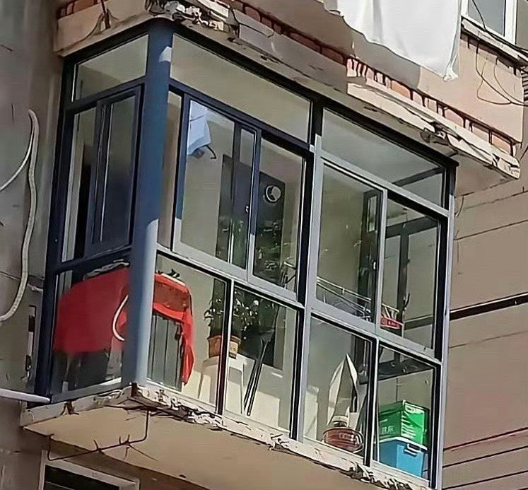 楼上邻居这样装修阳台,感觉太危险了吧