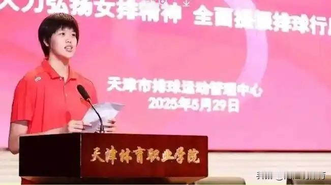 津苏女排强强对话杀出新一代“双子星”。天津小将牛思迪14岁，资料身高1米89，扣