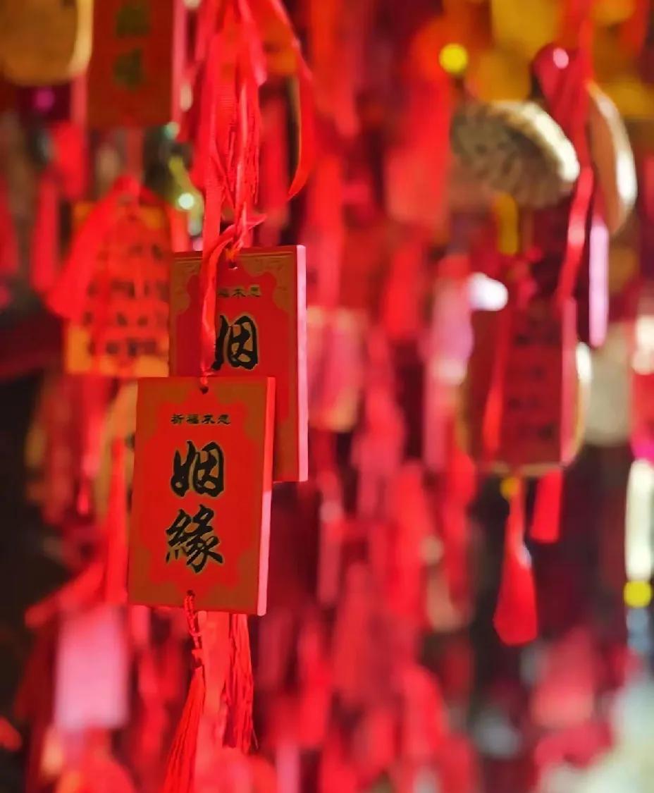 透露一个感情里的玄学真相：缘分突然断掉，是老天在暗中保护你。感情的终结，