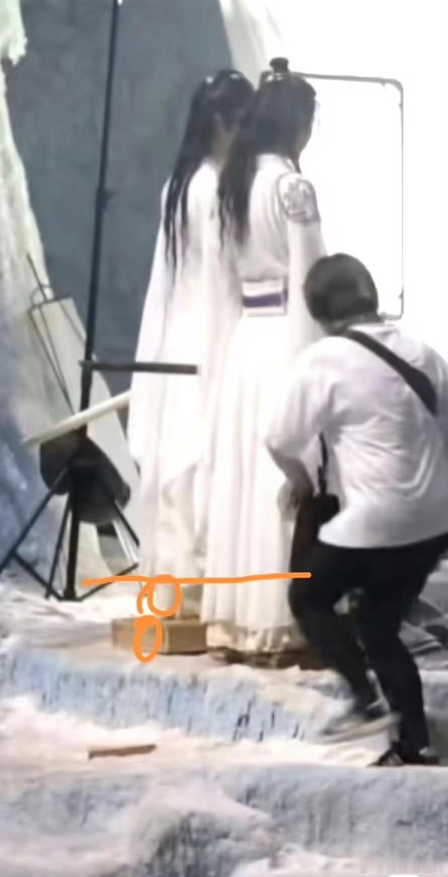 那个增高台还是挺醒目的，桶姐这回不说三阿哥又长高了​​​