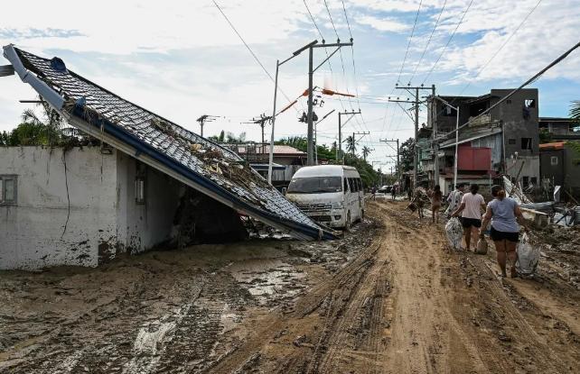 菲律宾全国进入灾难状态，广大网友都很清醒，表示中国深表同情，但爱莫能助，相信菲律