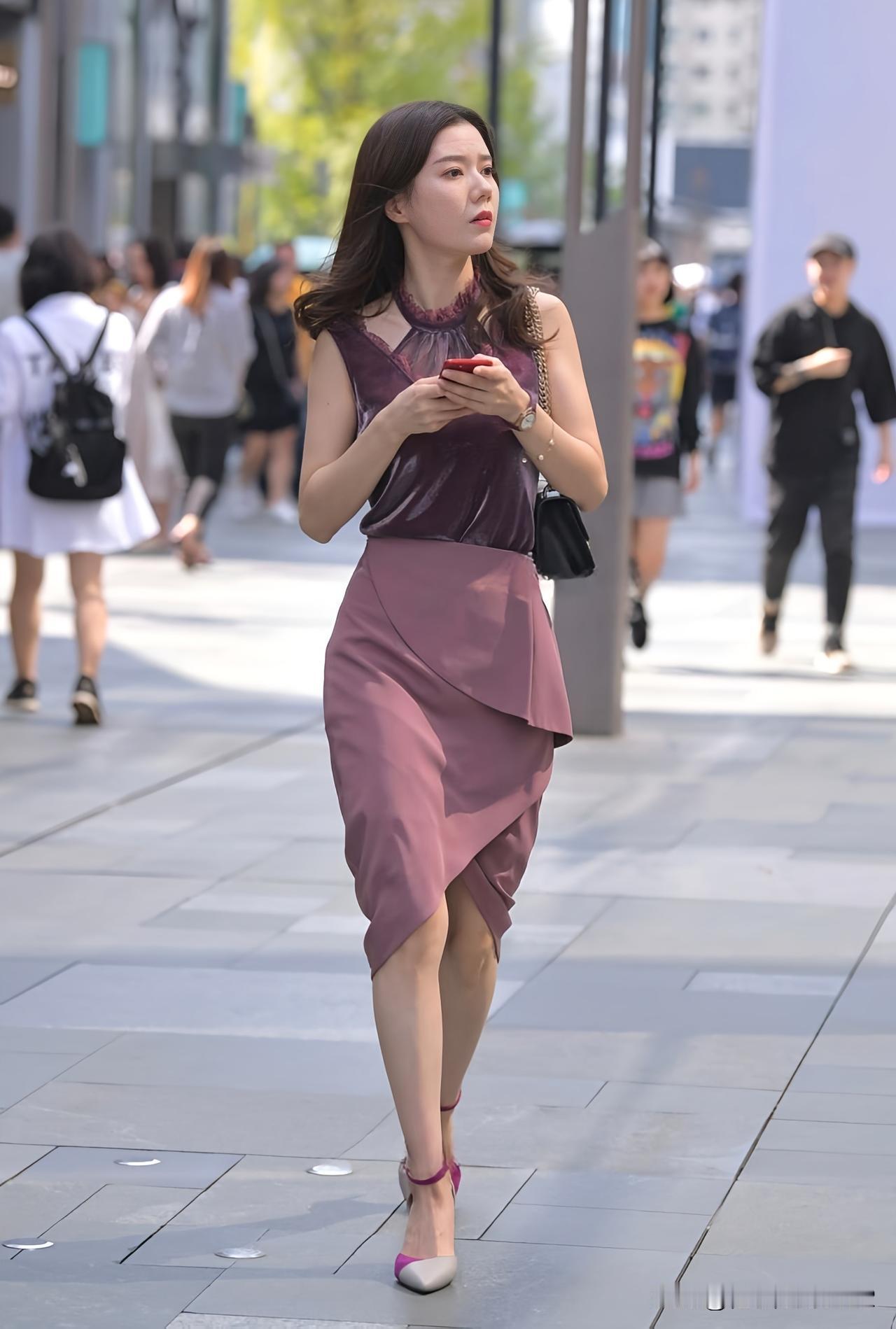 都市时尚风，优雅紫色连衣裙，自信步伐，魅力满满