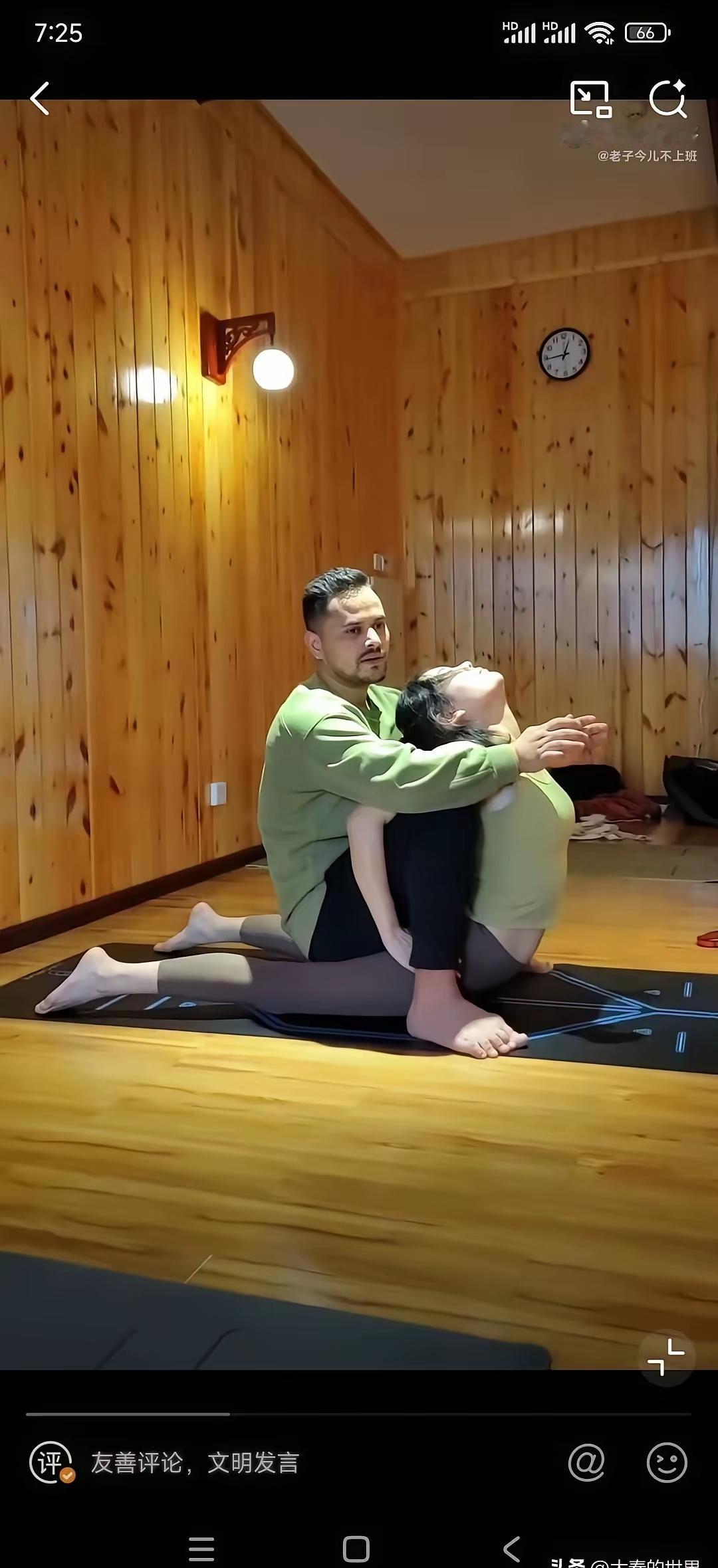 印度瑜伽男老师正在教女学员练功。三哥这是尝试把学员搞成折叠模式啊，小姐姐头都