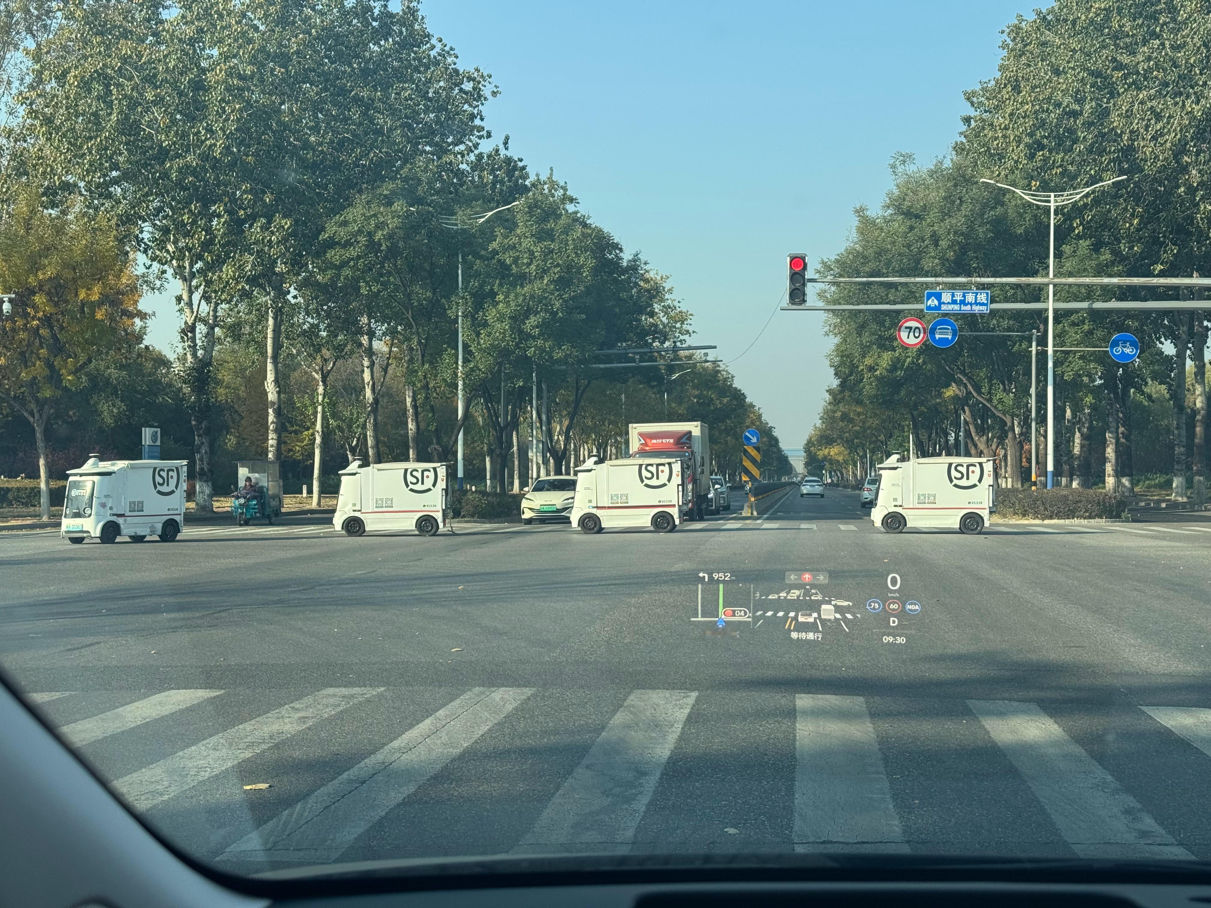 顺丰的无人小车堵车了[笑着哭][笑着哭][笑着哭]​​​