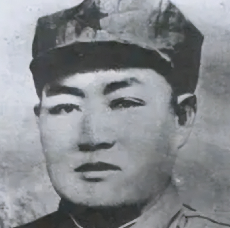 1936年9月，红军长征途中，罗炳辉和5个从江西出发的红小鬼在甘肃成县合影。