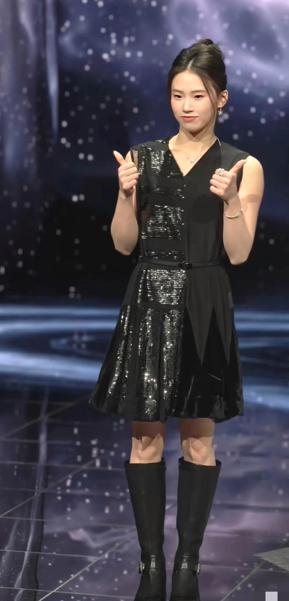 陈芋汐最新活动照，和全红婵一样，发育成熟长胖了不少，看着很壮实，一看就是搞体育的