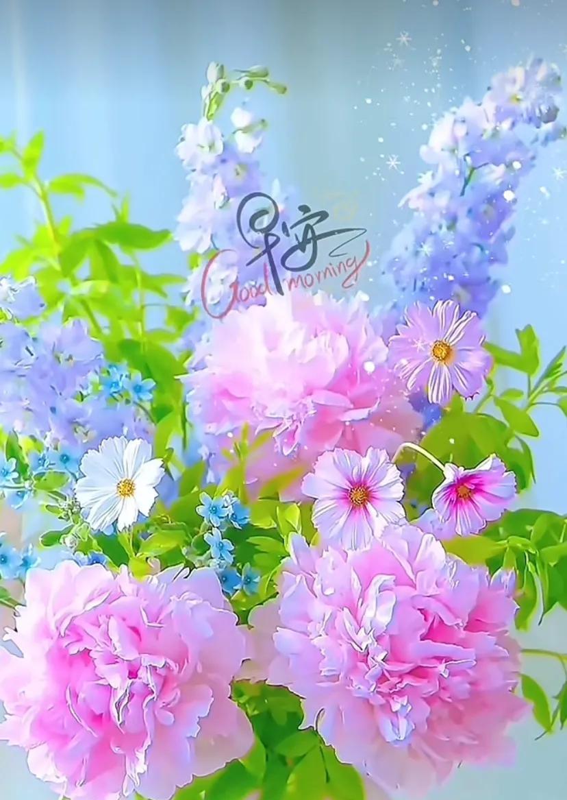 #春日晨曦#粉嫩的桃花与清新的蓝花簇拥，唤醒晨光中的美好时光。