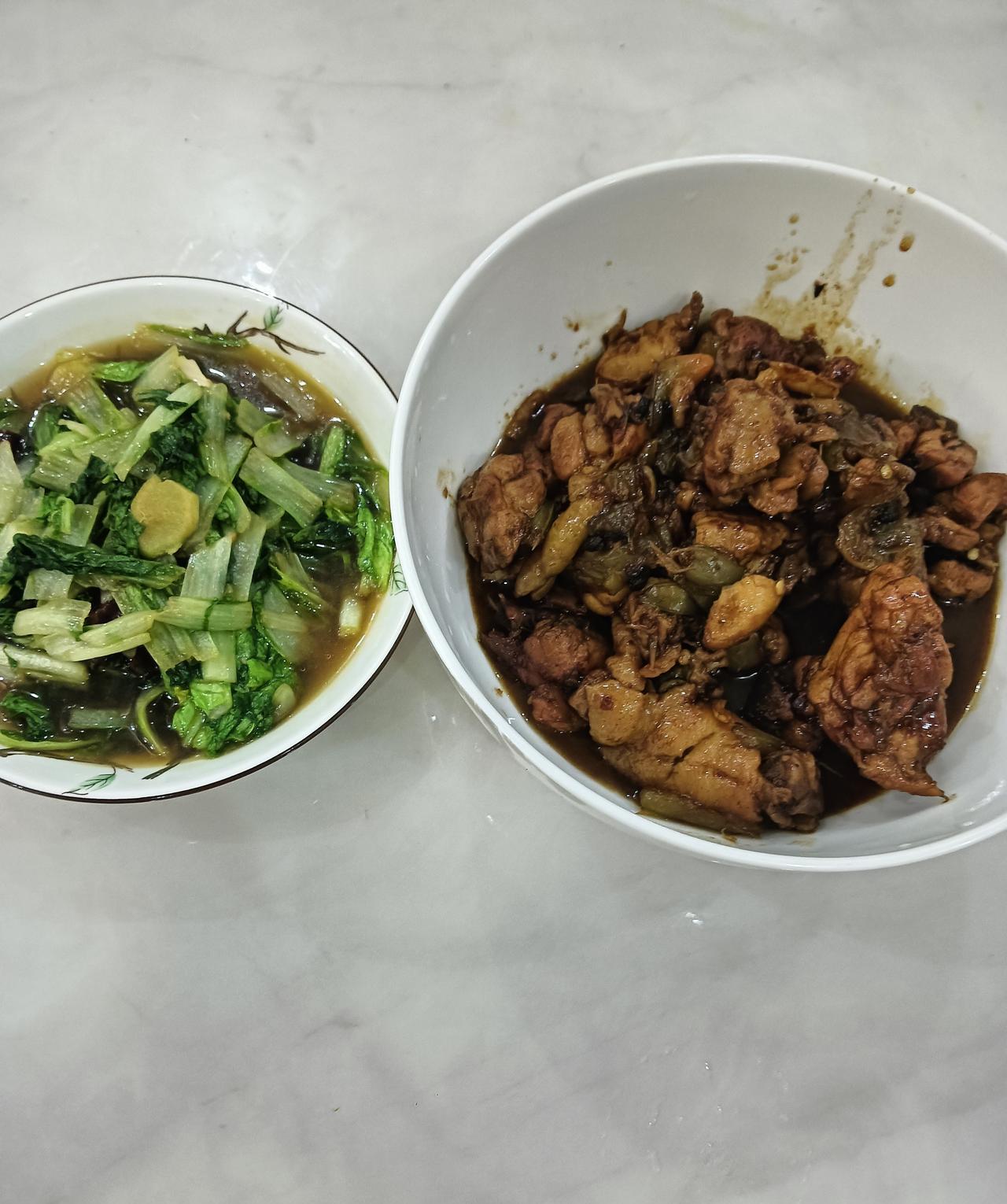 下午跑外卖回来一下子睡到天黑，儿子蒸上米饭就喊我起来炒菜，说想吃鸡肉了，我本来想