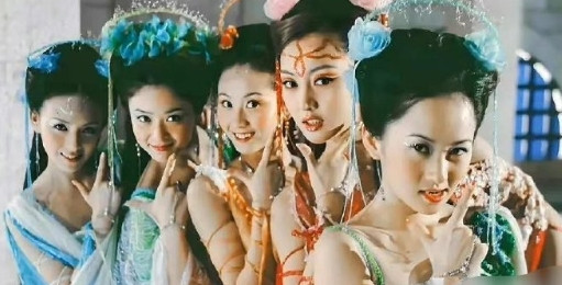 那时候的蒋欣啊，真的是美极了！颜值超高，气质出众，在一群人中格外亮眼，让人忍不住