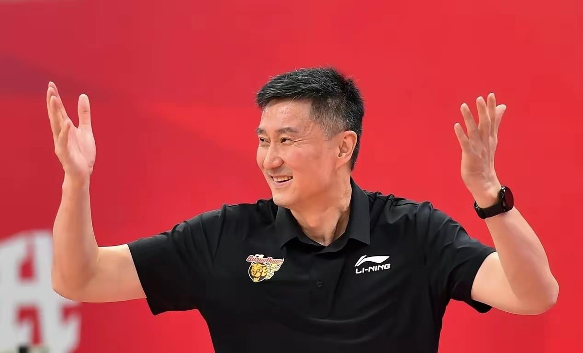 千万年薪，签到2028年，体总特批。这合同摆在桌上，杜锋愣是没签。2022年秋天，篮协诚意拉满，拟了