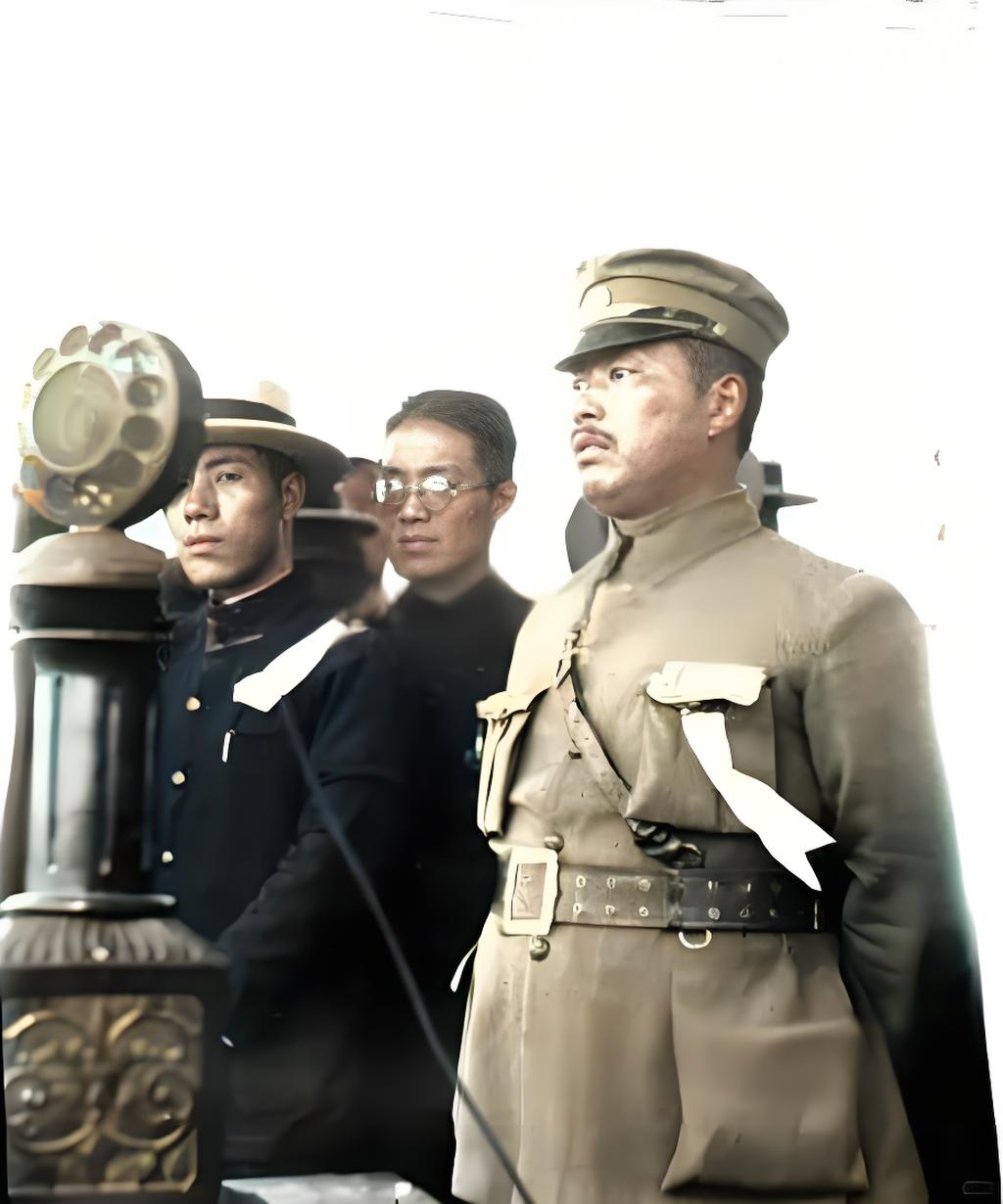这是国民党将领毛炳文的影像。画面中，他身着军装，身姿挺拔于台前，身旁随行人员相伴