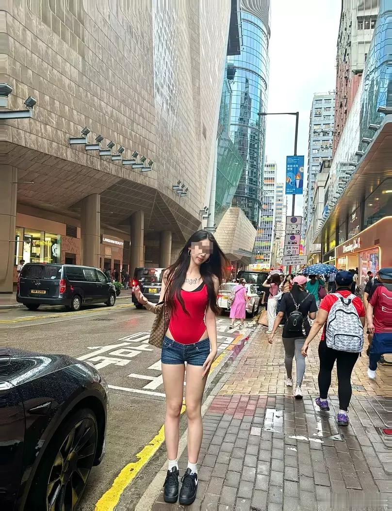 内地女发帖教赴港旅游穿搭，香港网民嘲讽「一楼一凤」港媒GOtrip报道，来自浙江