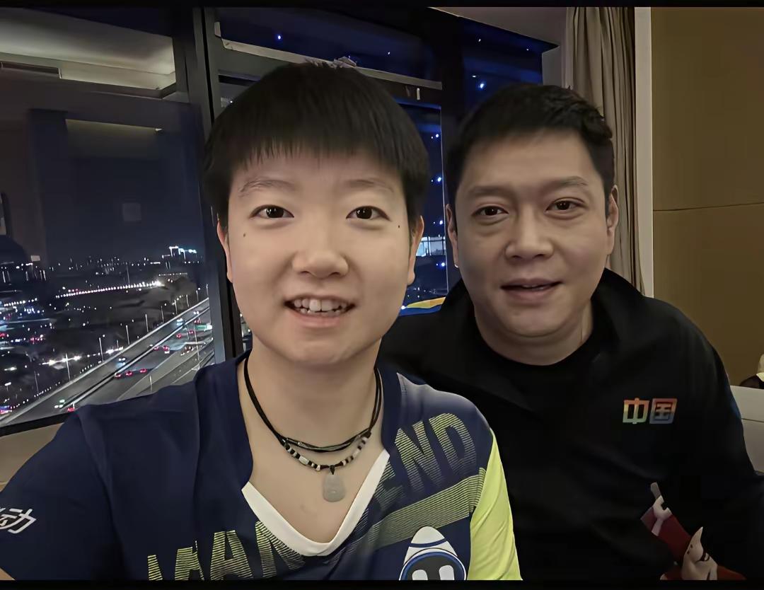 孙颖莎当年跟邱贻可开的那句玩笑，现在回头看，哪是什么小孩吹牛，分明是给彼此立了个