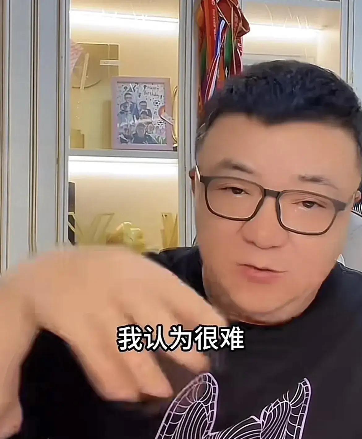 黄建祥和董路根本就不懂球，还以为申花是纯菱形中场司机在中场和边后卫上的指挥变化