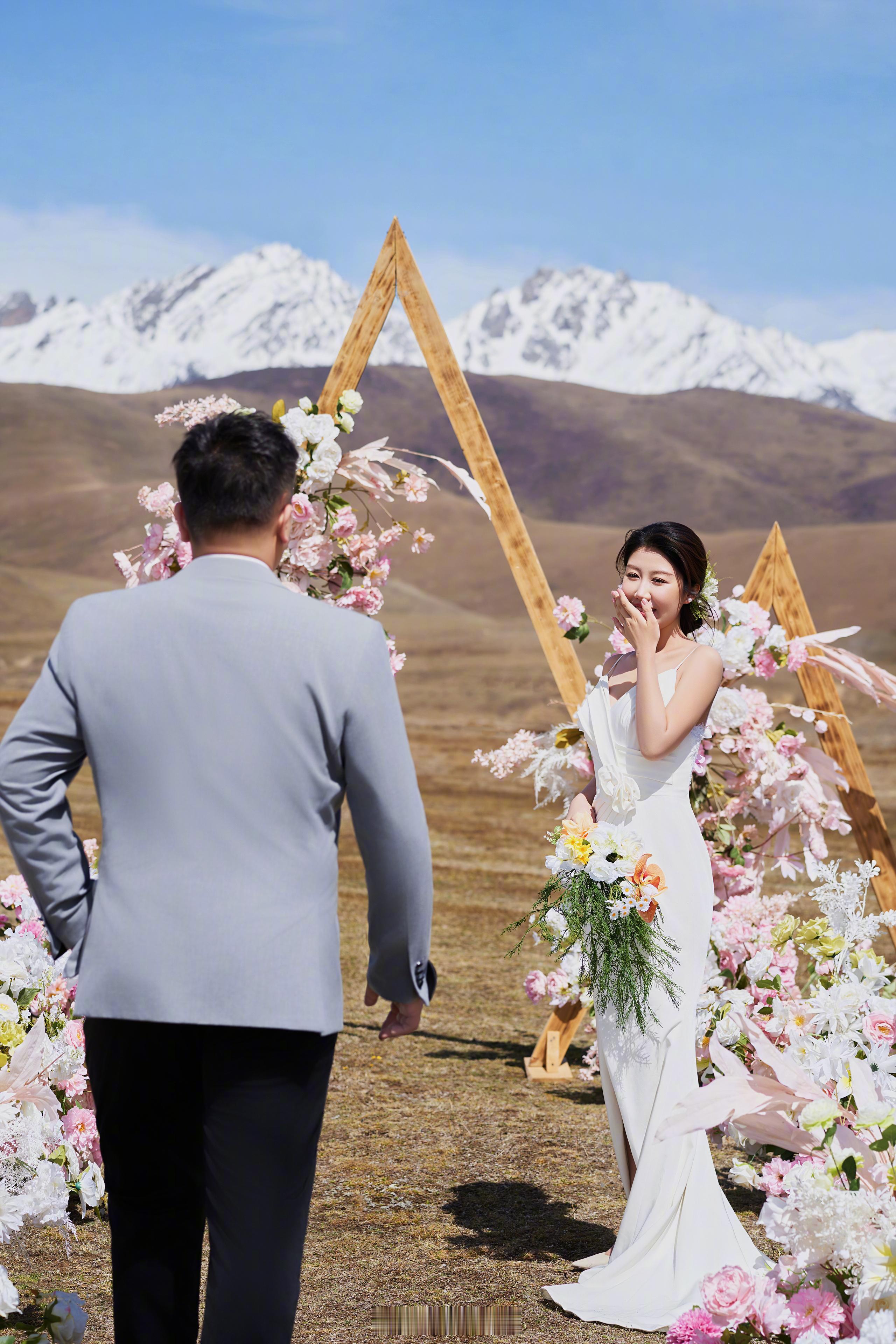 铂爵旅拍客片天地为证雪山做媒风声道贺万物皆宾目的地婚礼婚纱照
