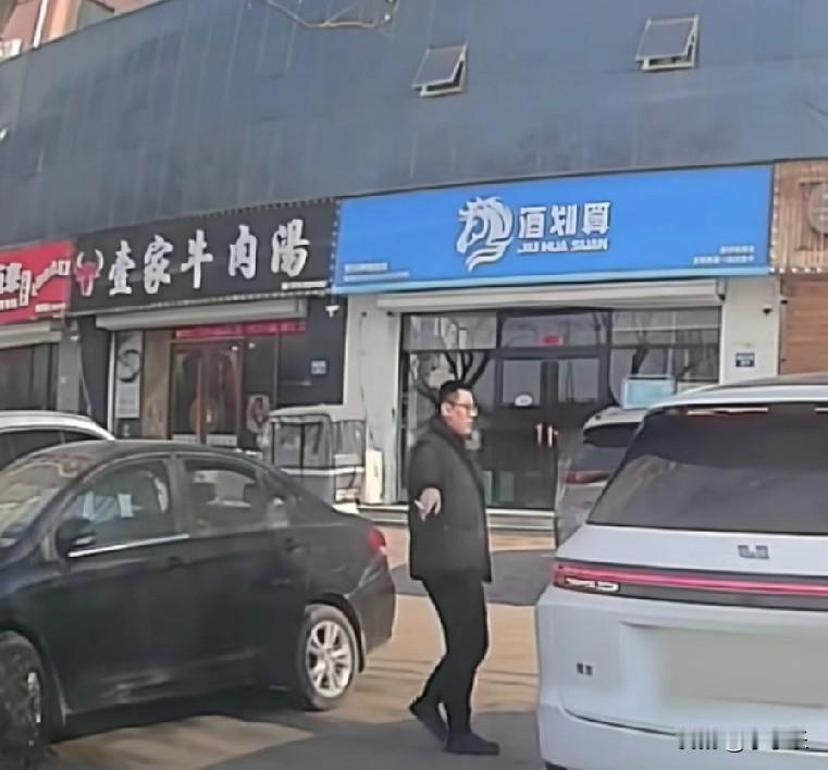 12月27日，河北衡水枣强县，一男子刚把车停好，准备去烧烤店，一女子要求男子挪下