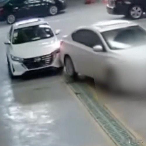 糟心透顶！新车没交付就被撞，4S店怼人：钥匙给你了，只能修河北沧州这大哥算