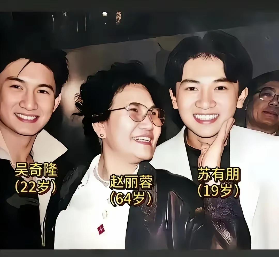 一张张老照片，诉说着一段段故事！谁能够不喜欢青春美好的少年呢？赵丽蓉老师当