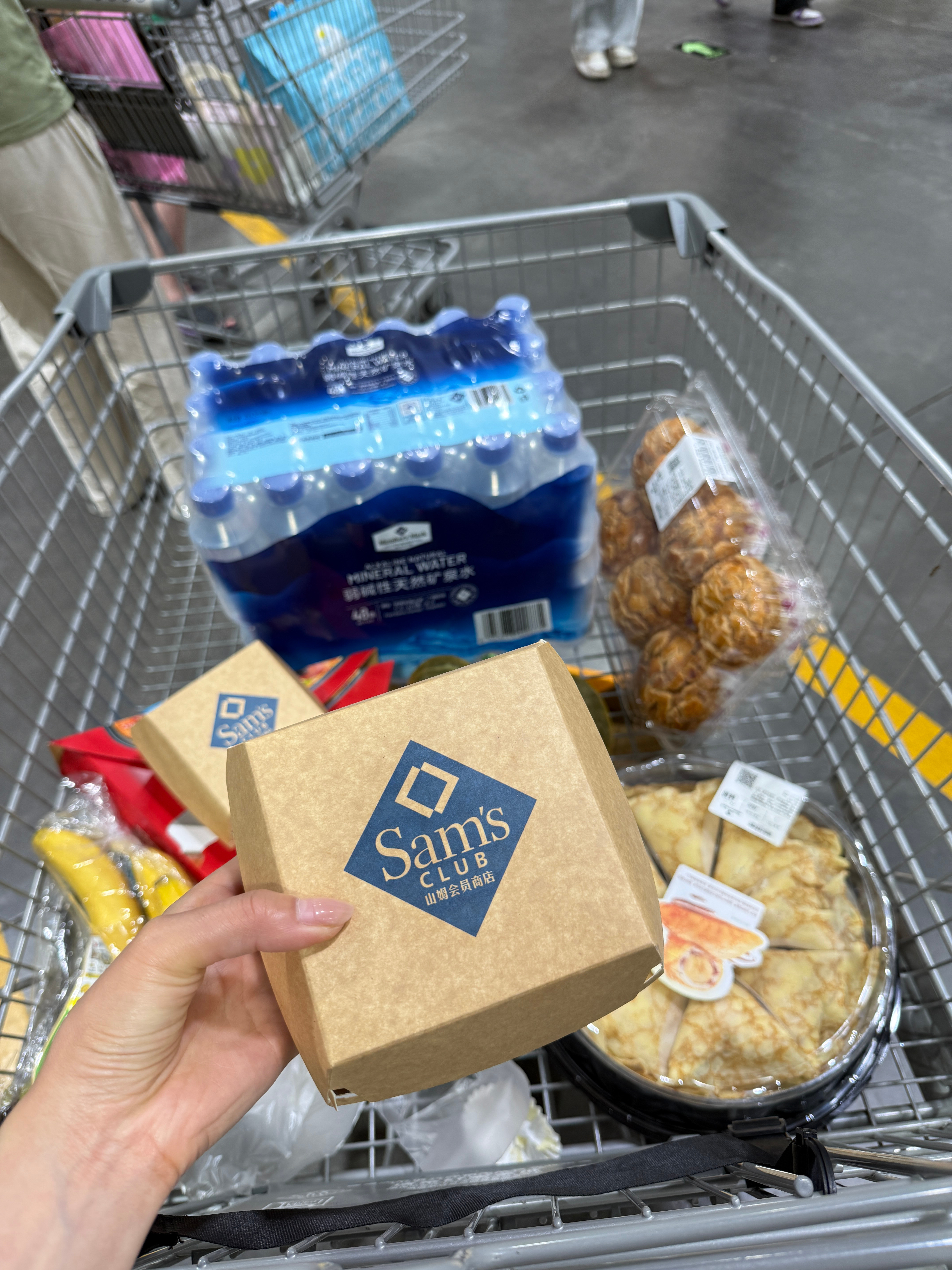 今天美美在家休息了一天！也是这个月以来没工作的一天～去山姆买了点吃的，周末人实在