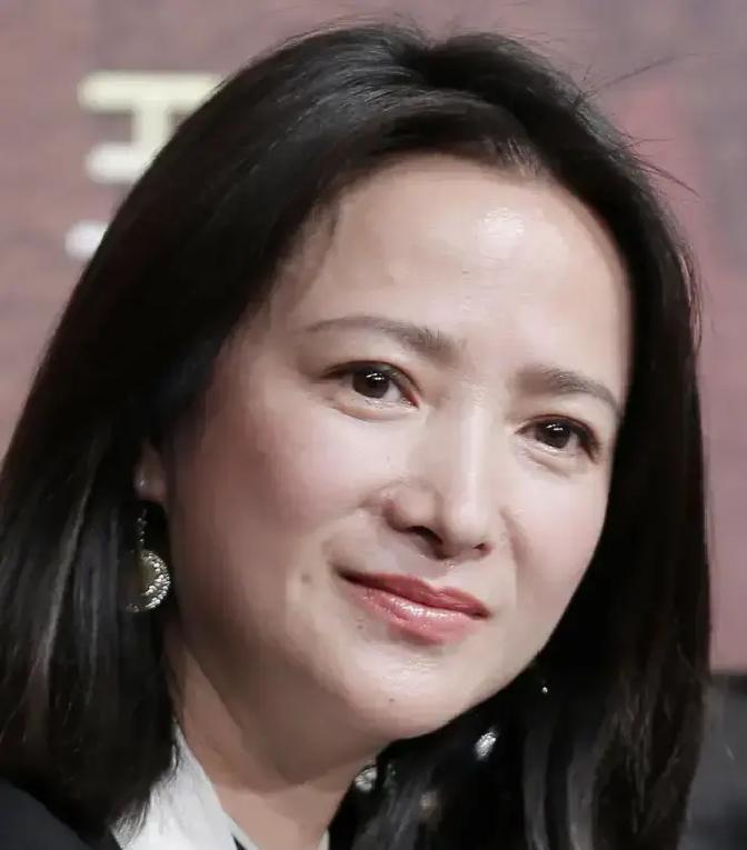 最近，娱乐圈曝出一段温暖的家庭故事：去年12月，演员何晴离世后，她的儿子许何在1