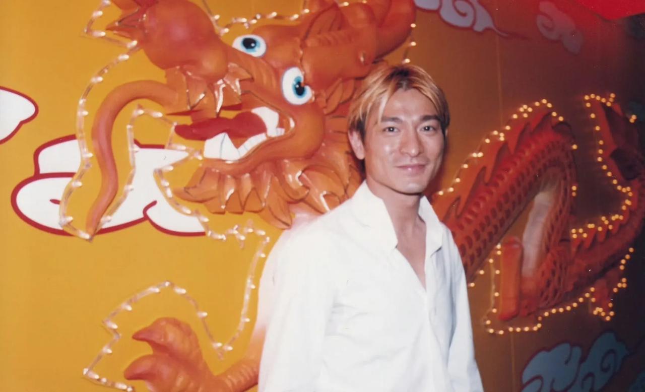 99年，好多的男人都想染一个这样的头发！这也是刘德华迄今为止最完美的发型。