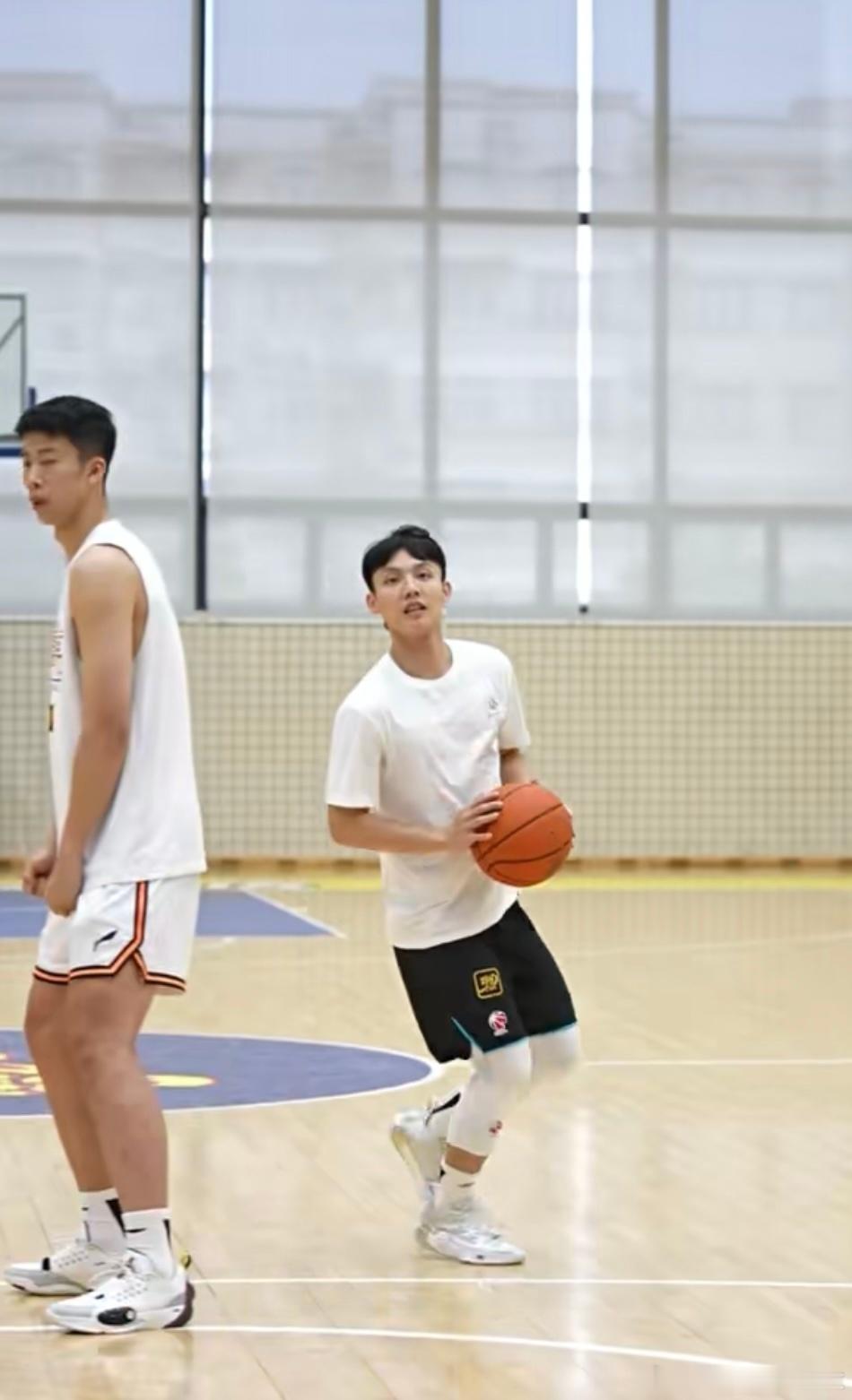 广东宏远男篮官方刚刚放出了球队最新一期夏季训练视频。画面中，徐杰、张皓嘉、张文逸
