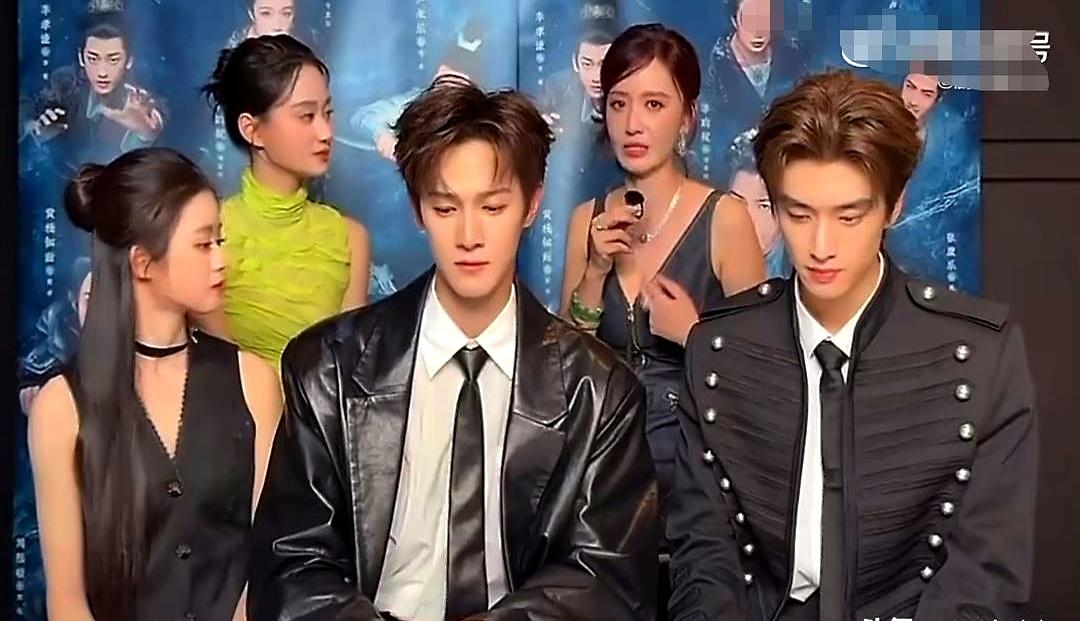 张萌哭了，压力真的都在她身上。《冰湖重生》开播直播，总制片人张萌说着说着