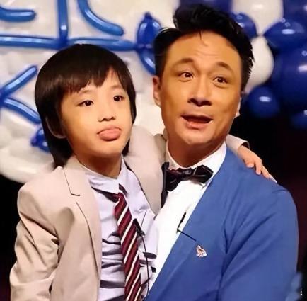 另一边是是吴镇宇儿子，小时候虽然和吴镇宇不像，但也能乖巧可爱，这些年偶尔在网上活