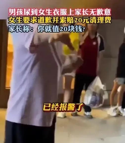 “别把人逼急了！”7月12日，安徽，一小男孩尿到了一陌生女子身上，可孩子家长却毫