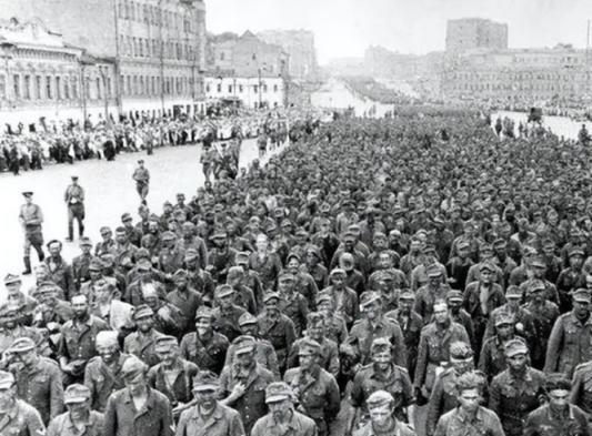 1944年，57000名德国战俘在莫斯科街头进行游街，为避免意外发生，苏军决定对