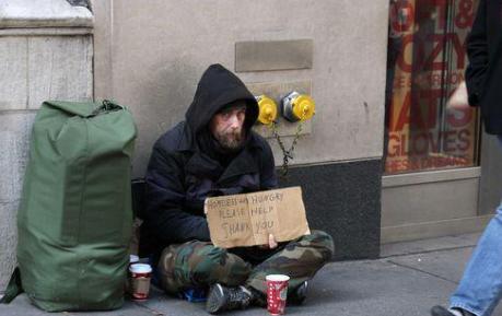 为什么发达国家不需要扶贫，它们怎么保证穷人生活水平?答：穷人死了就没有穷人了，