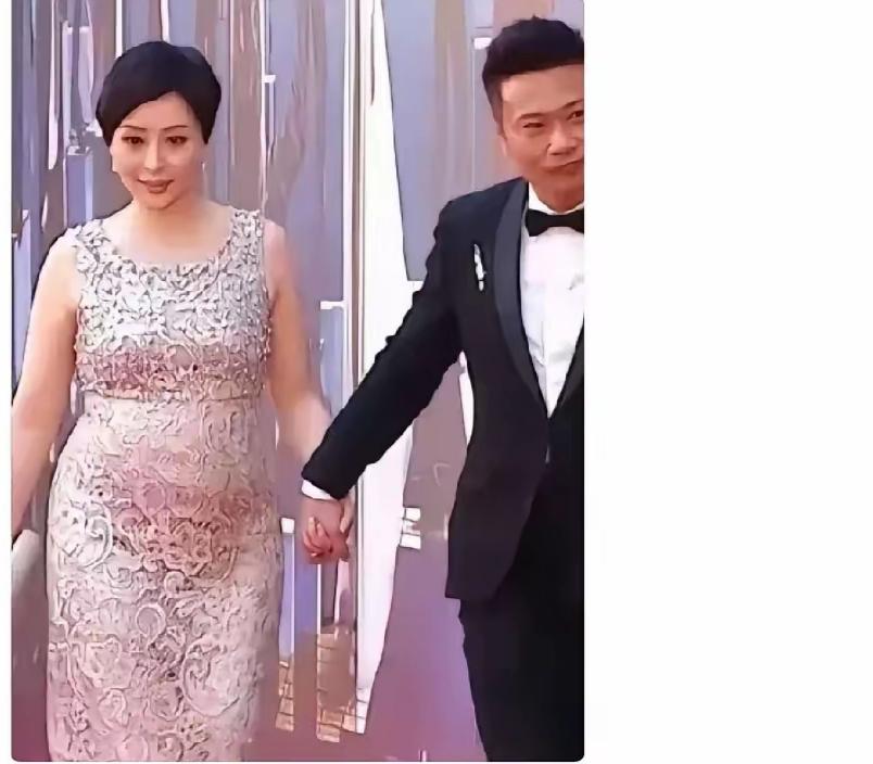曾经她五官精致，身材苗条，现在胖的珠圆玉润，腚大腰圆，水桶腰大肚腩，简直胖的太圆