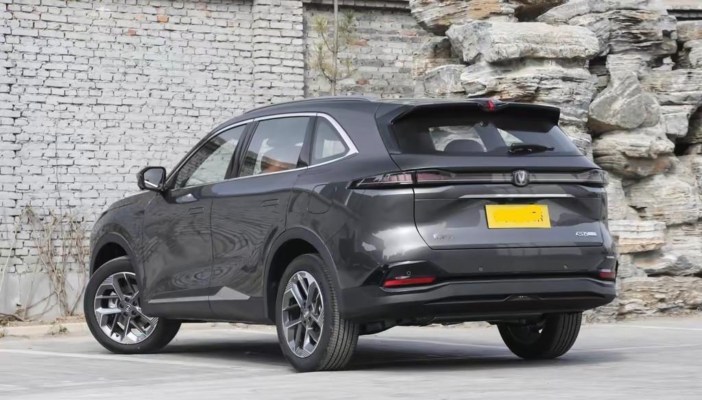 10万预算，我陪表哥看了三个月车，最后他提了一台长安。我问为啥，他回我四个字：实