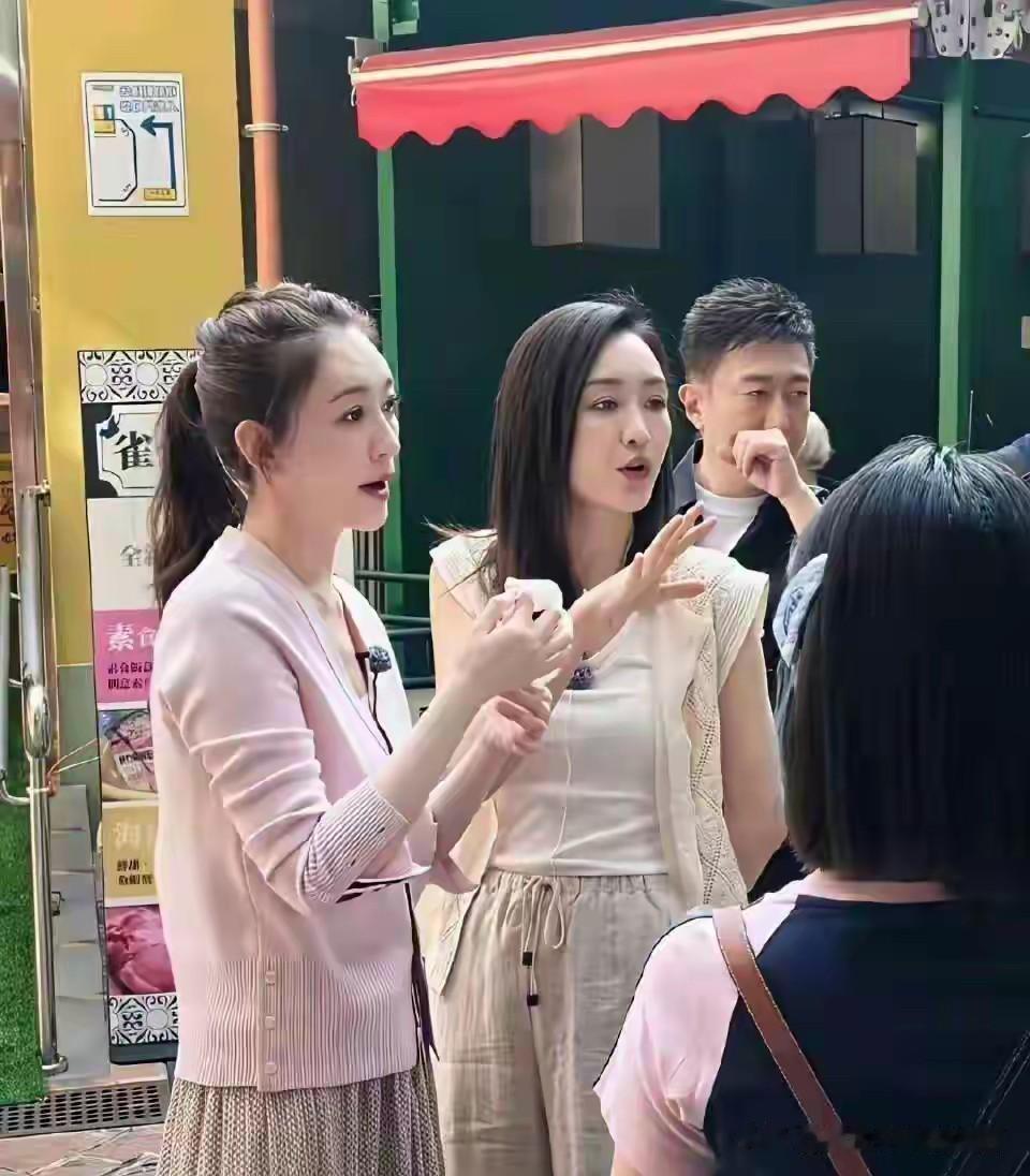 李小冉和王鸥一起参加活动，李小冉50岁看起来比44岁的王鸥有气质多了，随便拍，随