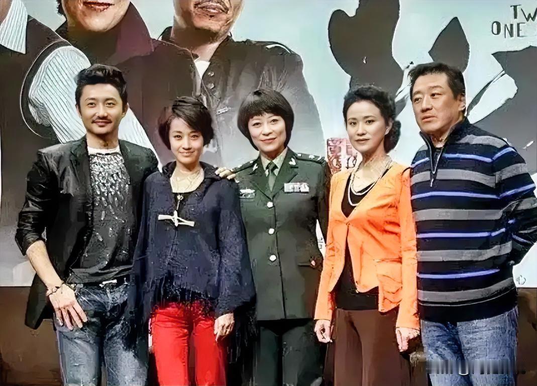 仔细看，左边是疏眉朗目，气宇不凡的涂松岩，右边是气色盈和的丁勇岱。而中间三位美女