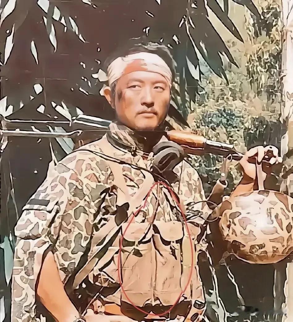 这眼神一看就是久经沙场的英雄，在80年代的老山战场上，刚刚执行任务归来的侦察连连
