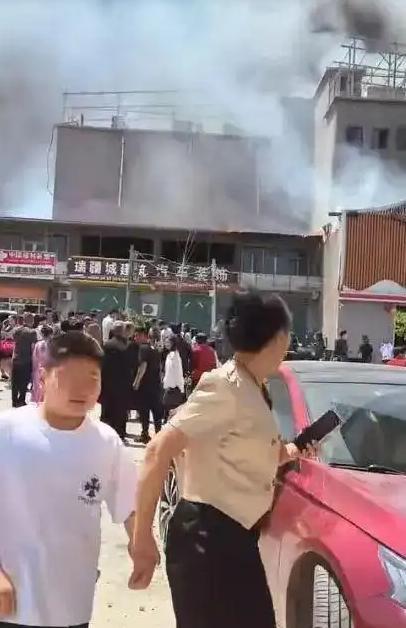 “倒反天罡！”5月3日，河北一对新人正在办婚礼时，酒店大堂突发火灾。宾客饭也没来