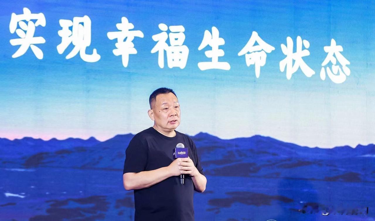 60岁的于东来在零下3度的寒冬，为救援被困汝河的宝马越野车，毅然跳入齐膝深的冰水