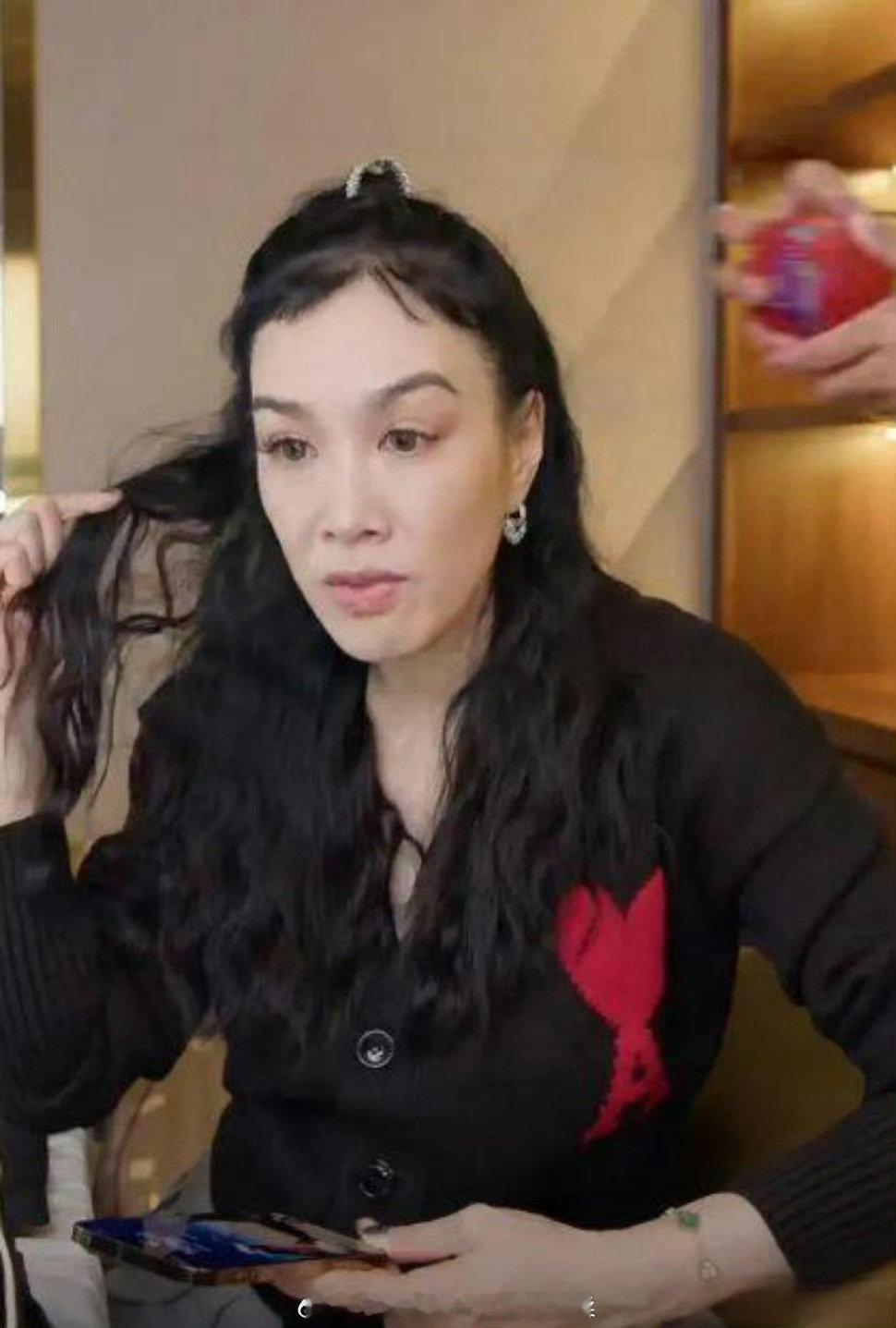钟丽缇学韩国女团剪的胎毛刘海绝了，已经没有少女的灵动，真的不适合动少女的心思了……​