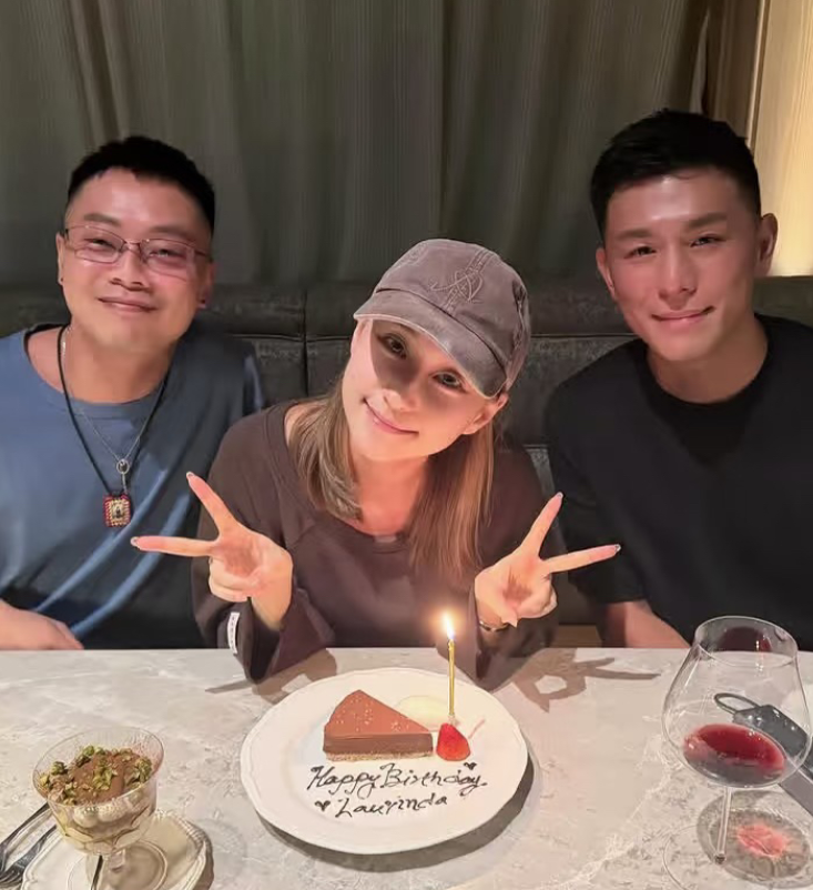 何超莲分享了自己的庆生照片！窦骁又没在，不过三太一家全家福如约而至。何超莲和何