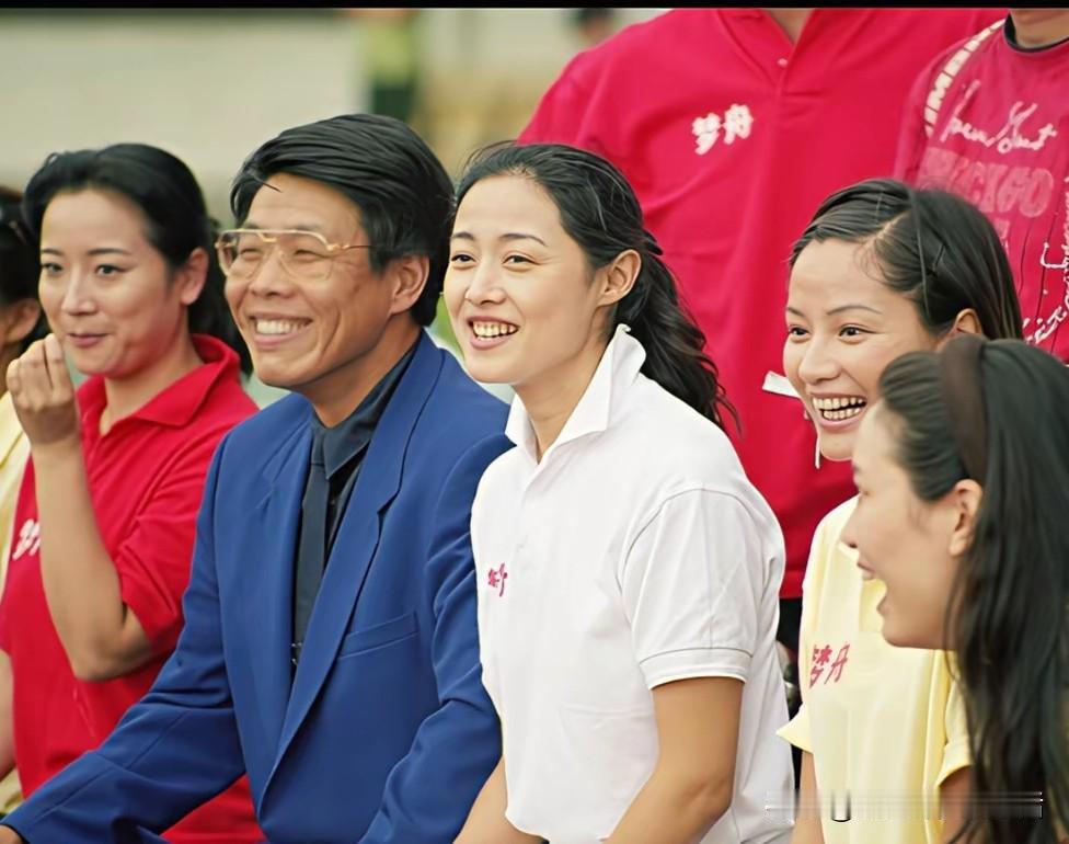 想当年的一张照片，是明星足球队比赛的时候，场边观战的明星们。其中就有张若昀的父