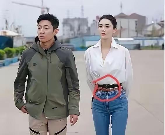 不懂就问。美女为啥要系两个腰带