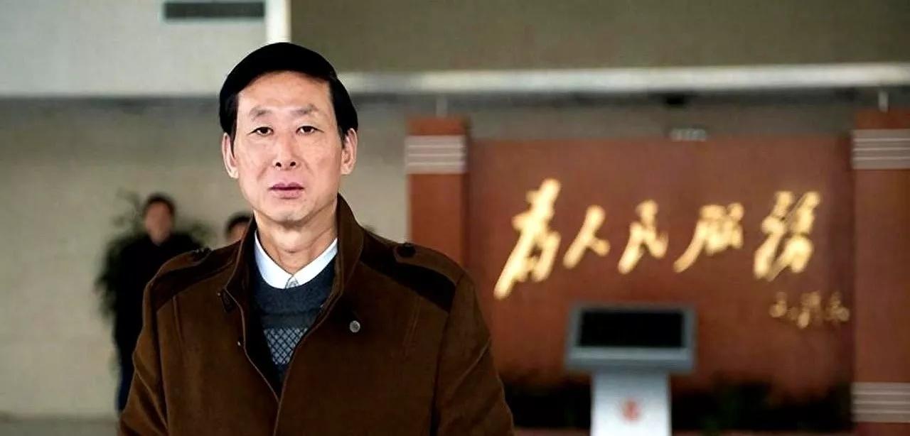 妻子被杀，现场是密室，警方断定：只有丈夫能作案。可死者体内提取的DNA，根本不是