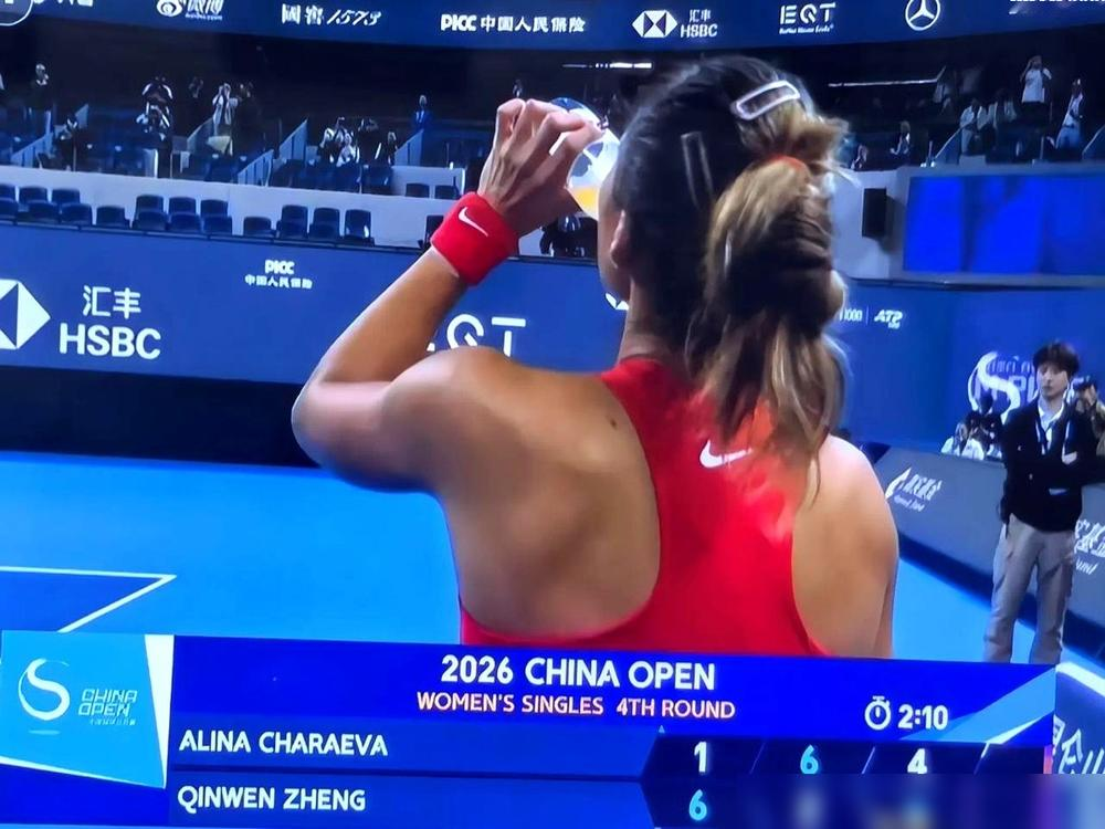 为什么郑钦文总顶着一脑袋乱糟糟的头发打比赛？女网赛场上，别人的发型一个比一个精致。阿扎伦卡扎着紧实的