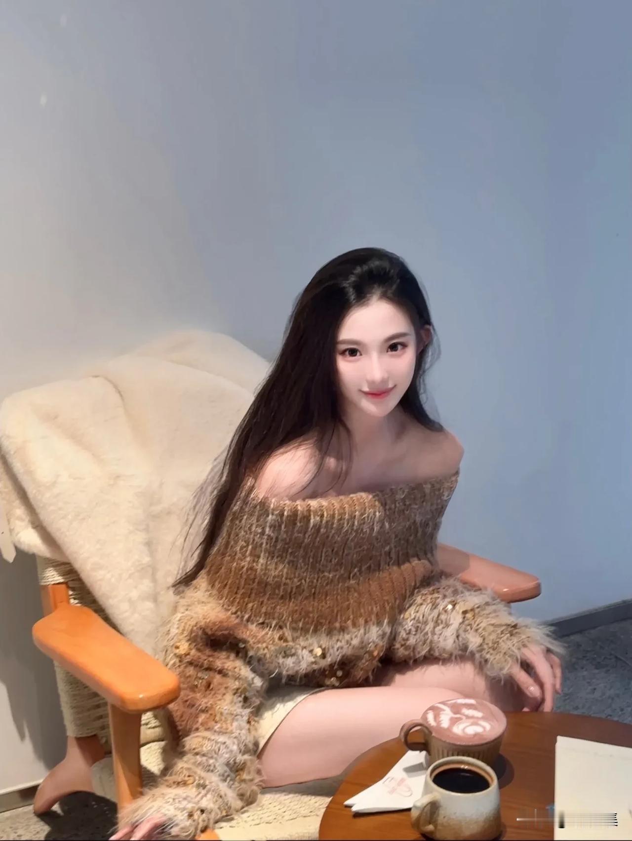 美女在咖啡店喝咖啡，享受时光。
