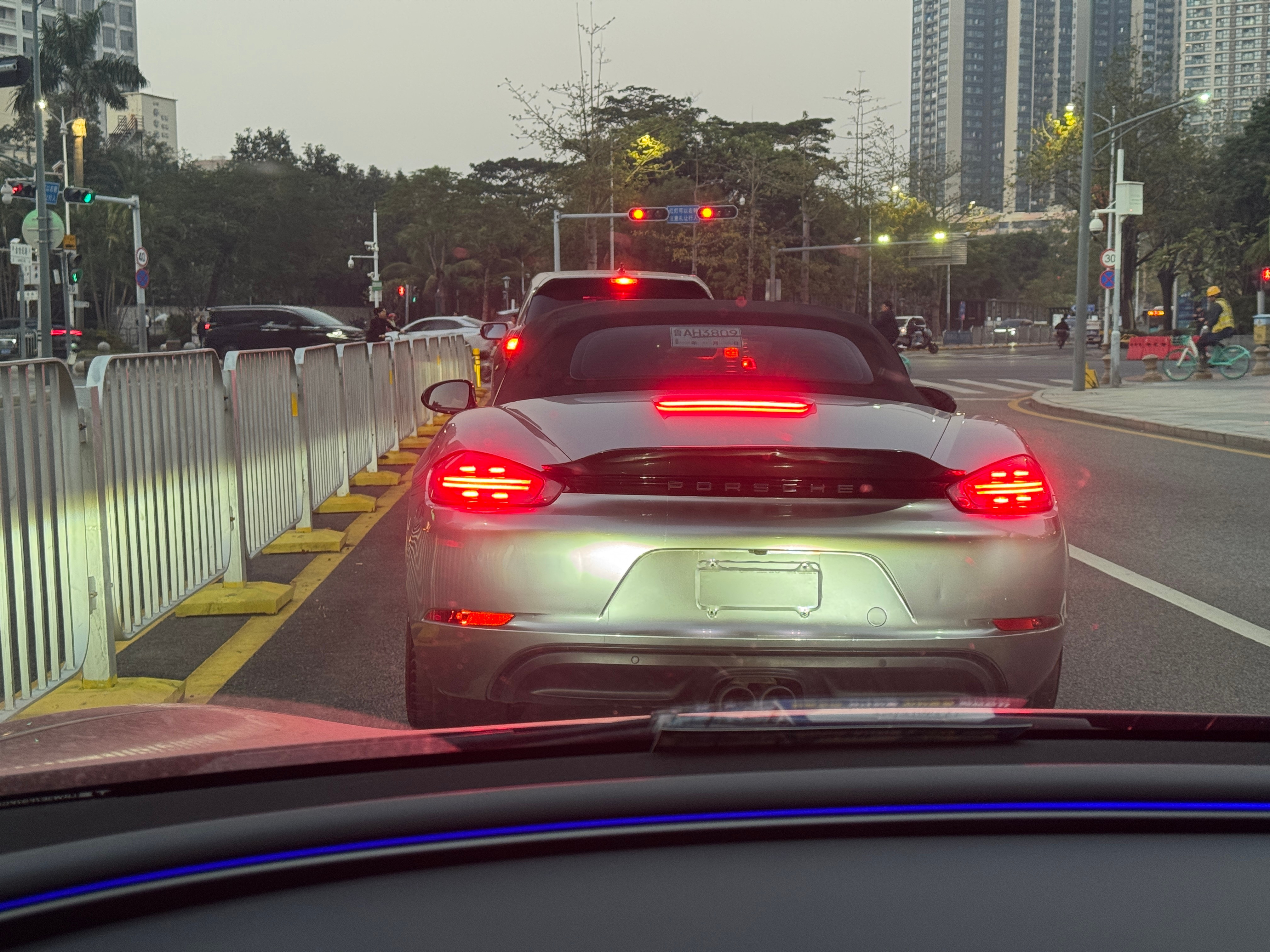 笑死，我朋友想换718，让我陪她看车，但是我前段时间一直在外地没回深圳，于是她租