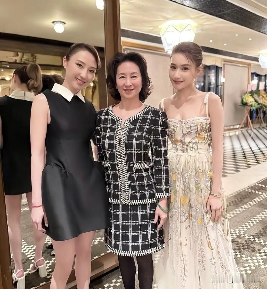 赌王家这三位千金的年龄差还挺有趣，大姐何超琼比二妹何超云年长27岁，比三妹何超莲