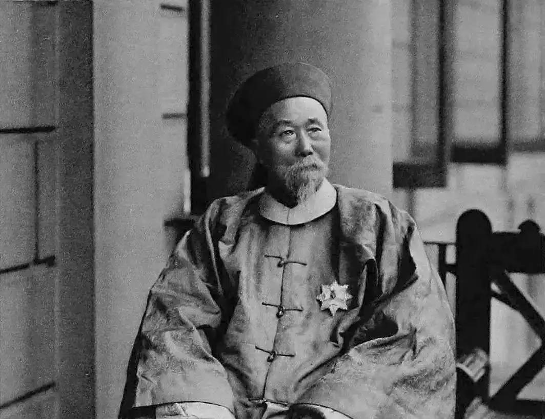 1863年，妻子去世后，李鸿章再娶。大婚当天，李鸿章竟然相中了嫁丫鬟冬梅后。于