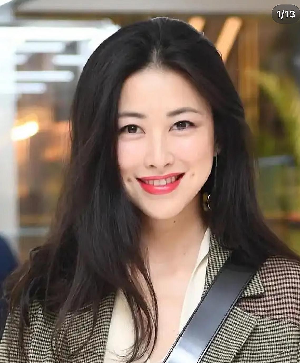 朱珠做的最正确的一件事不是她保留了两个梨涡​而是她果断的去掉了嘴上的痣。