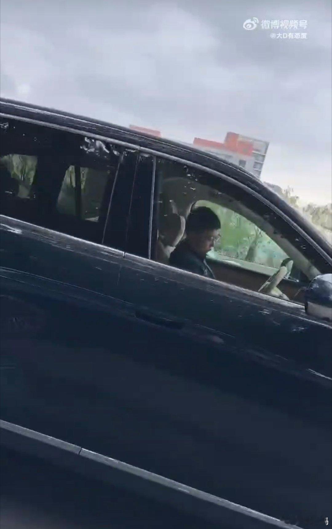 摆拍吧？隔着窗，“余总”一下子被叫醒了。[捂脸哭]​​​